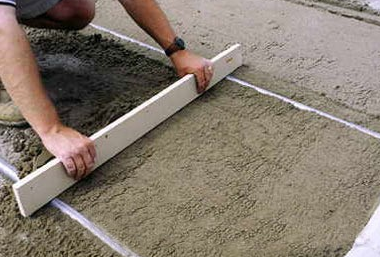 Укладка на бетонное основание с засыпкой песка или сух. смеси